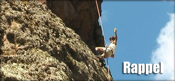 Guía de turismo activo practicando Rappel descendiendo por una pared de roca en Merlo, San Luis