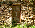 Detalle de la puerta en el muro de piedra, antigua choza en La Carolina