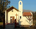 Frente con acceso y torre con campanario Iglesia de Cruz de Caña