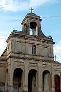 Imagen de frente y campanario de la Iglesia de Cura Brochero