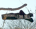 Cartel en el acceso a Loma Bola