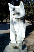 Escultura maciza vertical irregular blanca en la Plaza de Nono