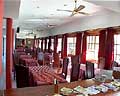Salón comedor con amplios ventanales y decorado en rojo y blanco, muy luminoso